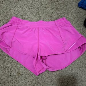 lululemon hotty hot shorts low rise 2.5” sonic pink